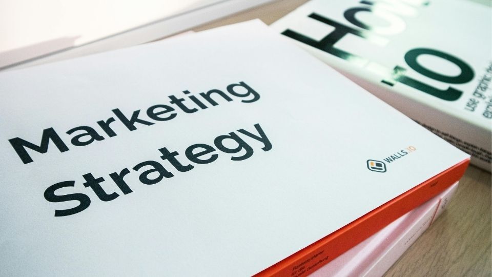 (In the image the performance marketing strategy can be seen clearly)