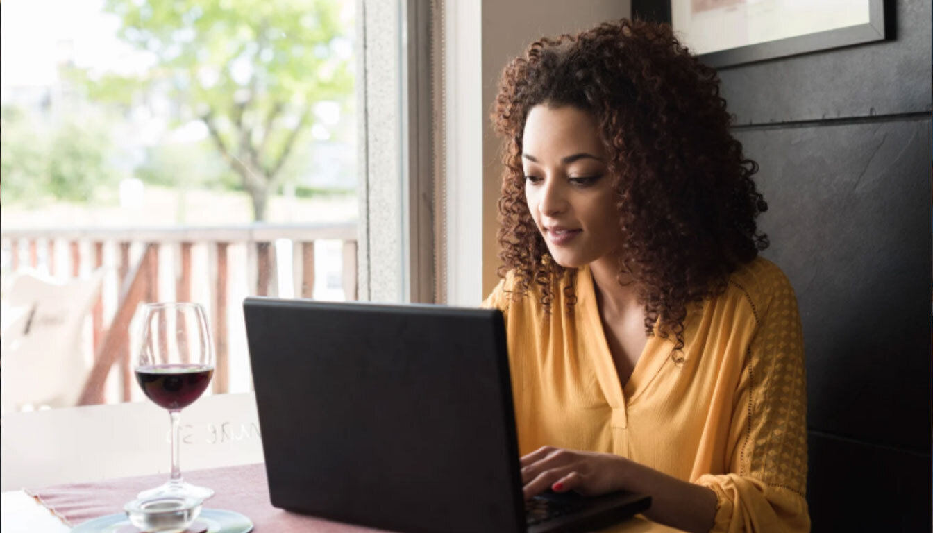 A customer using an online shopping assistant to discover personalized products.