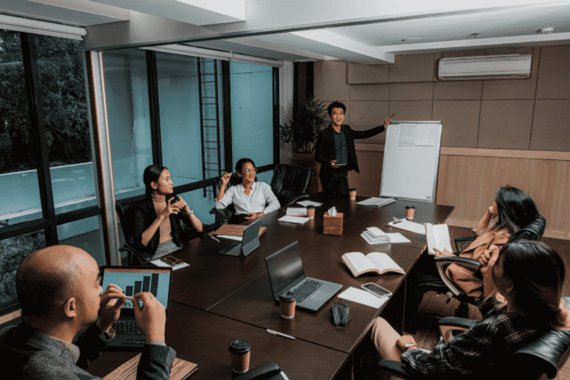 Team meeting to implement data-driven attribution and uncover hidden website traffic sources