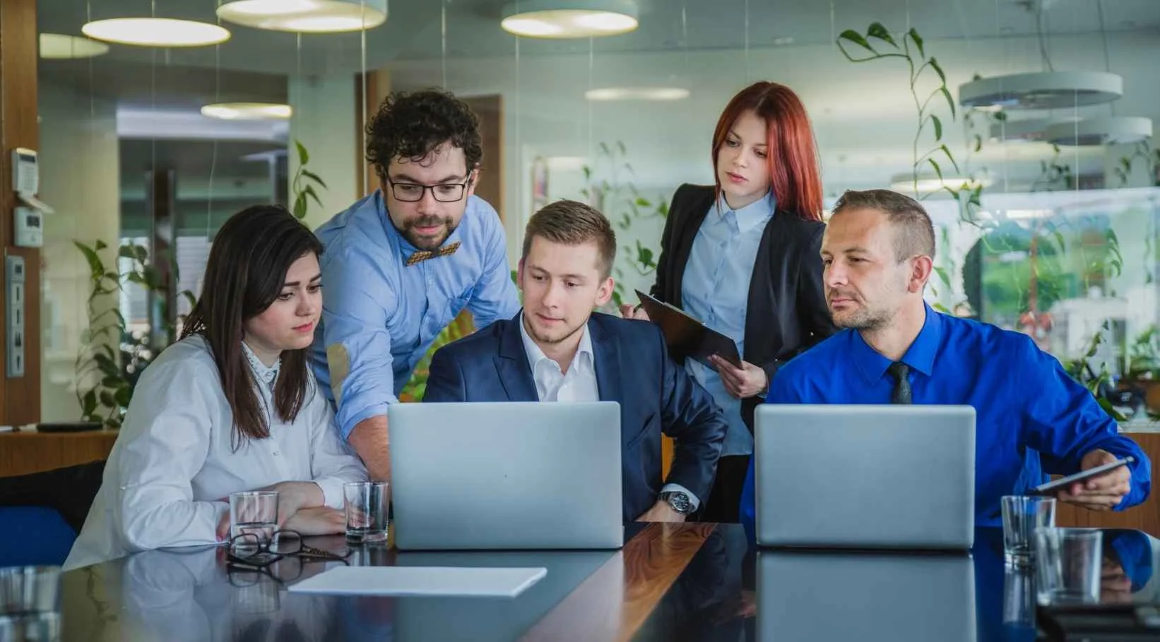 start-up-business-team-in-the-office